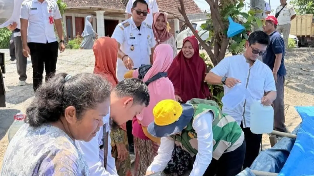 Pemerintah Kecamatan Karangmalang menyalurkan air bersih ke warga Sragen di utara Bengawan yang terdampak kemarau, Rabu (23/9/2026). (Ahmad Khairudin/Radar Solo)