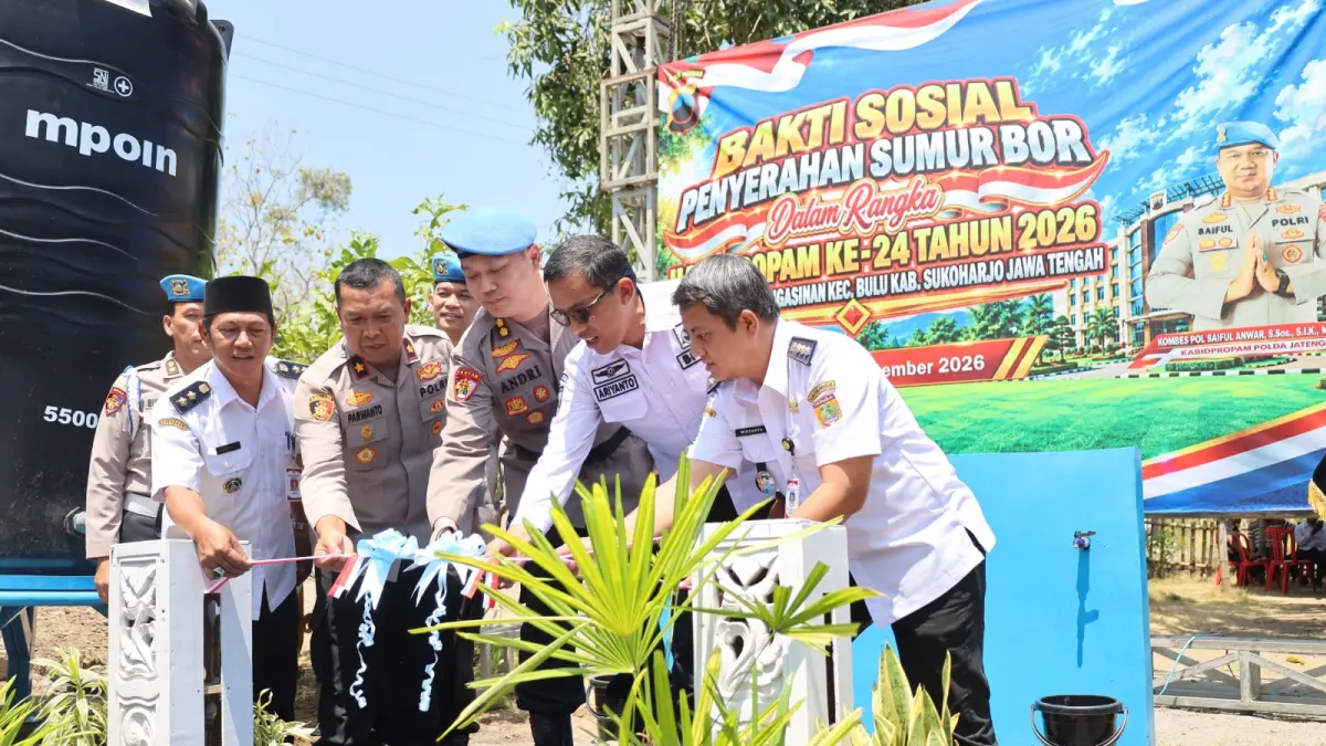 Penyerahan bantuan sumur bor ke Dusun Mloyo, Desa Ngasinan, Kecamatan Bulu, Sukoharjo, Rabu (23/9). (IWAN KAWUL/RADAR SOLO)
