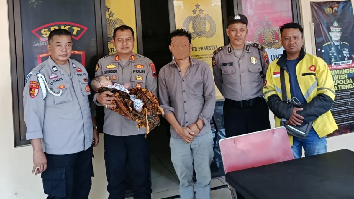SW, warga Purwodadi, Kabupaten Grobogan bersama bayinya di Polsek Baki, Selasa (22/9). (Dok. Polsek Baki)
