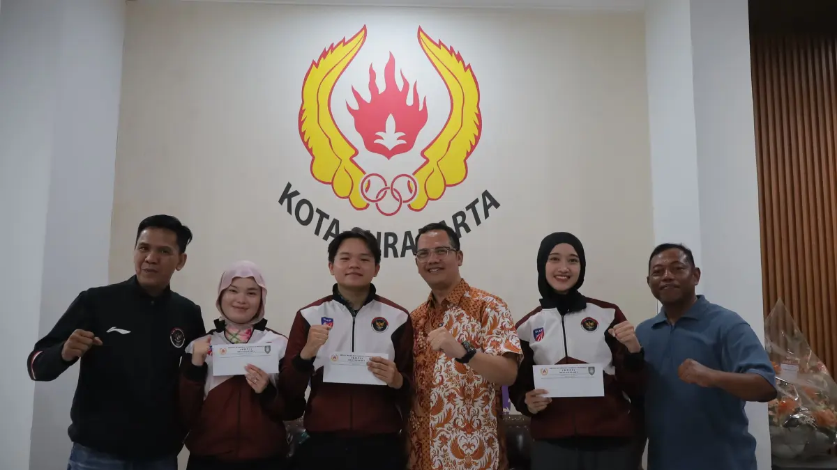 Tiga atlet Anggar Solo pamitan dengan ketua KONI Solo jelng terbang ke Malaysia