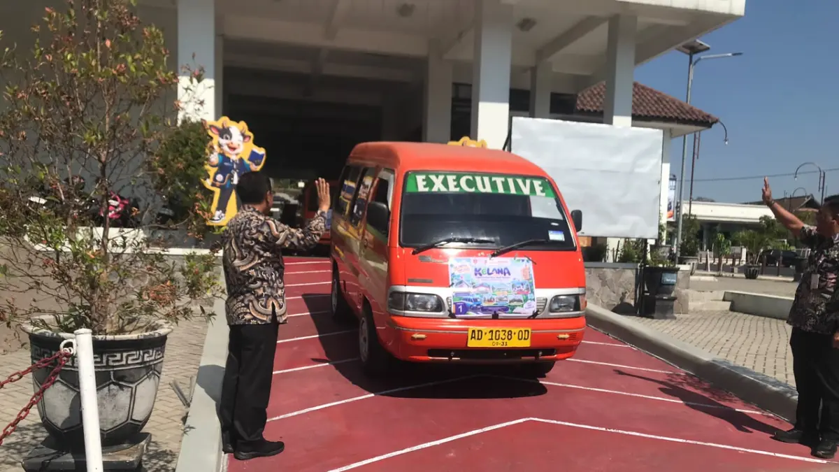 50 Pelajar SMP Boyolali Ikut Kelana, Belajar Literasi Sambil Keliling Kota Naik Angkot (Abdul Khofid/Radar Solo)