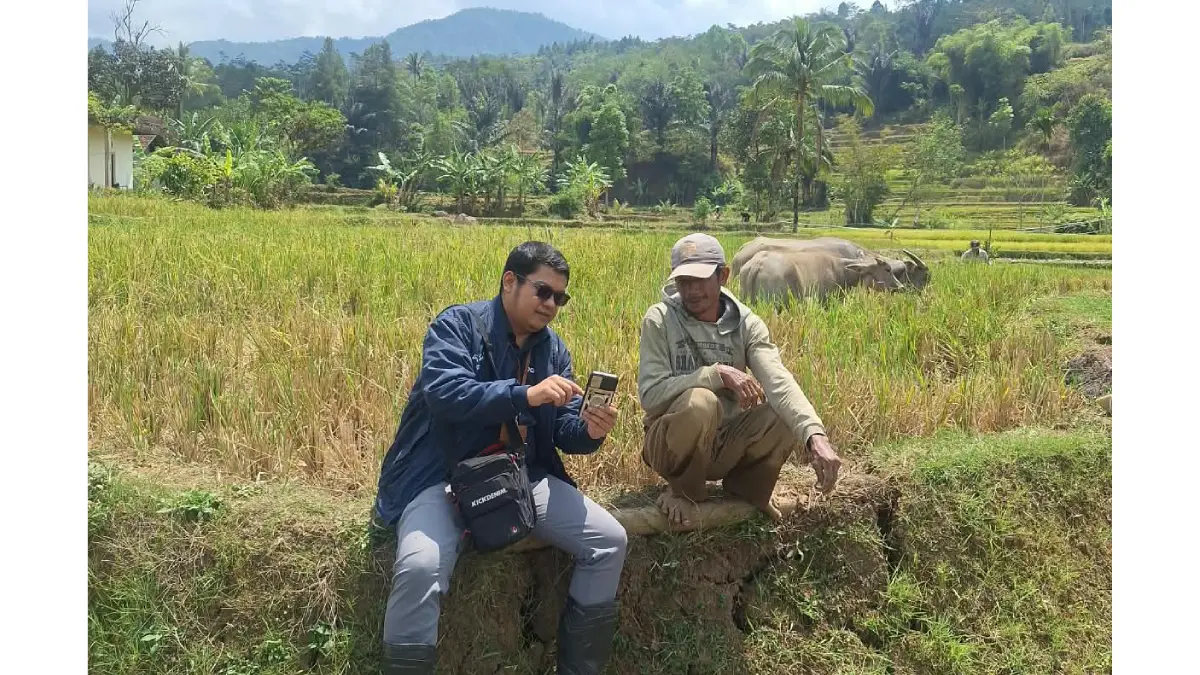 Angga Sumitra, Mantri BRI Unit Banjarwangi Branch Office Garut memberi edukasi perbankan kepada petani.