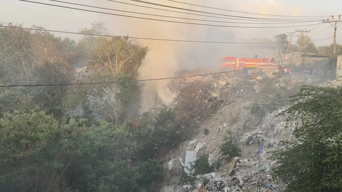 BIKIN GEGER: Kebakaran yang terjadi di pinggir Jalan Raya Ringroad, Kelurahan Mojosongo, Kecamatan Jebres, Rabu (23/9) petang. (Istimewa)