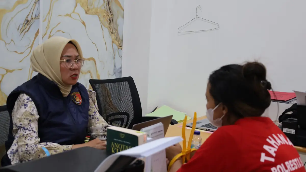 Ibu penjual bayi diperiksa Unit PPA Polresta Solo. (A Christian/Radar Solo)