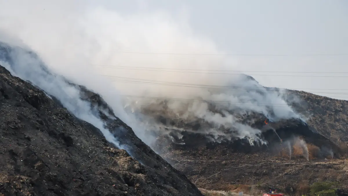 Kebakaran kembali terjadi di TPU Putri Cempo, Kamis siang (24/9/2026). (M. IHSAN/RADAR SOLO)