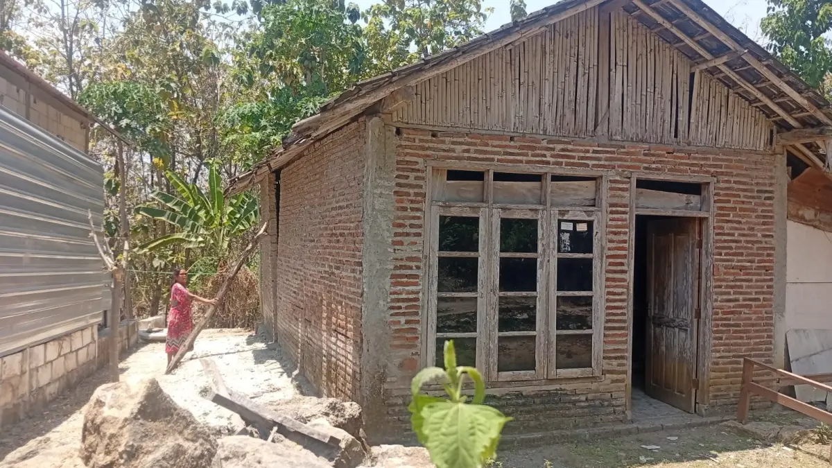 Kondisi rumah janda miskin warga Desa Katelan, Kecamatan Tangen, Sragen. (Ahmad Khairudin/Radar Solo)