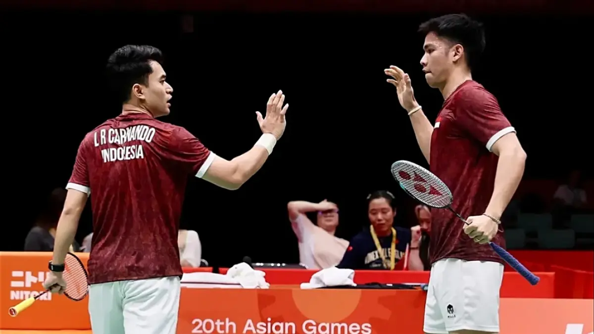Leo Rolly Carnando (kanan) ikut menyumbang emas Asian Games 2026, dari kelas beregu putra di cabor bulu tangkis.