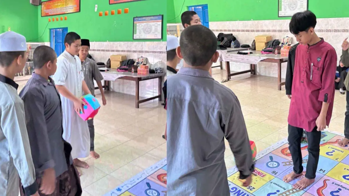 Permainan ular tangga edukatif kreasi mahasiswa UMS di Panti Asuhan Keluarga Yatim Muhammadiyah (PAKYM) Solo. (DOK. HUMAS UMS)
