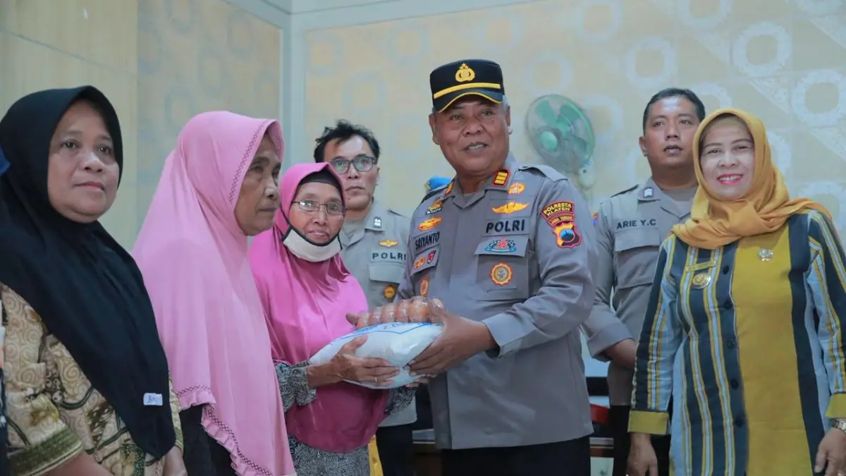 Sat Binmas Polresta Klaten salurkan 20 paket beras dan 25 paket telur bagi buruh tani di Desa Bener, Kecamatan Wonosari, Klaten. (Angga Purenda/Radar Solo)