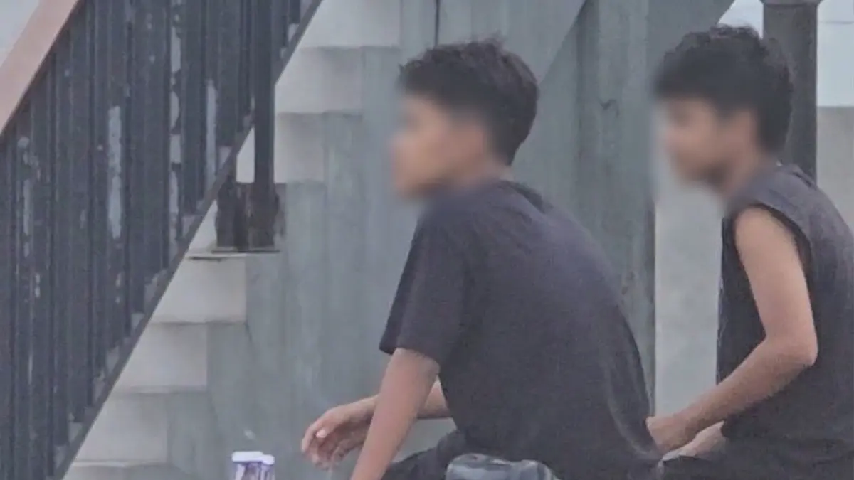 Sejumlah anak di bawah umur merokok dan vape di kantor Pemda Terpadu Sragen. (Ist)