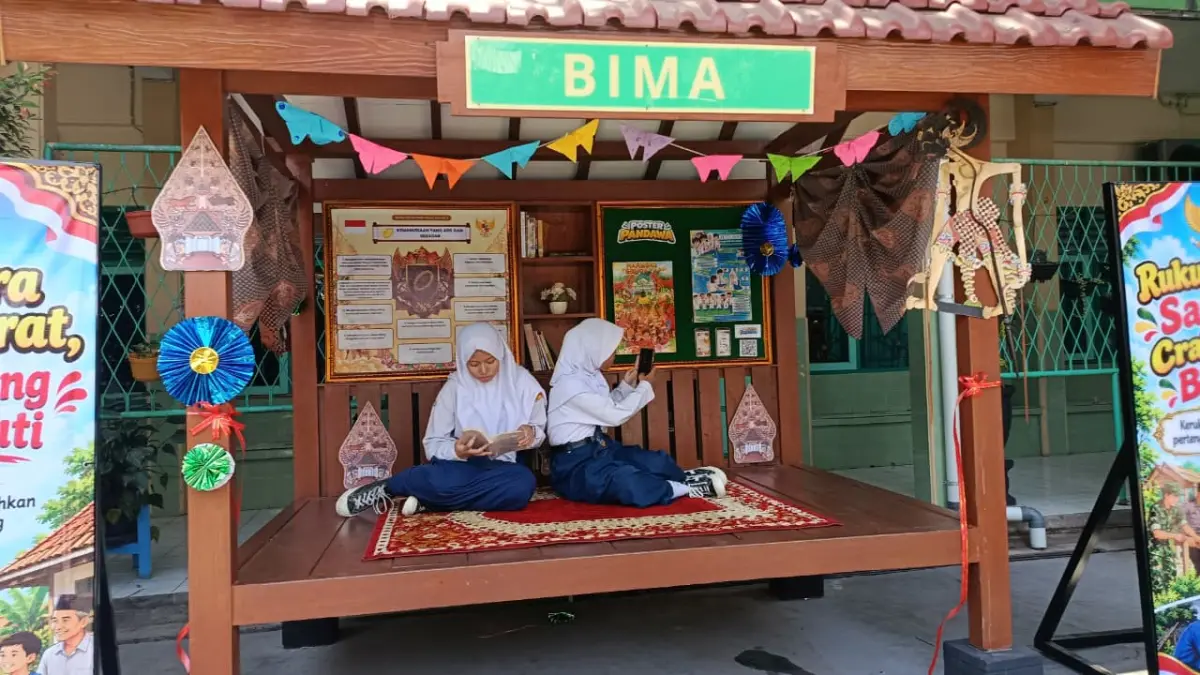Siswa membaca di gazebo Pandawa Lima yang memuat nilai-nilai Pancasila di SMPN 2 Solo. (ALFIDA NURCHOLISAH/RADAR SOLO)