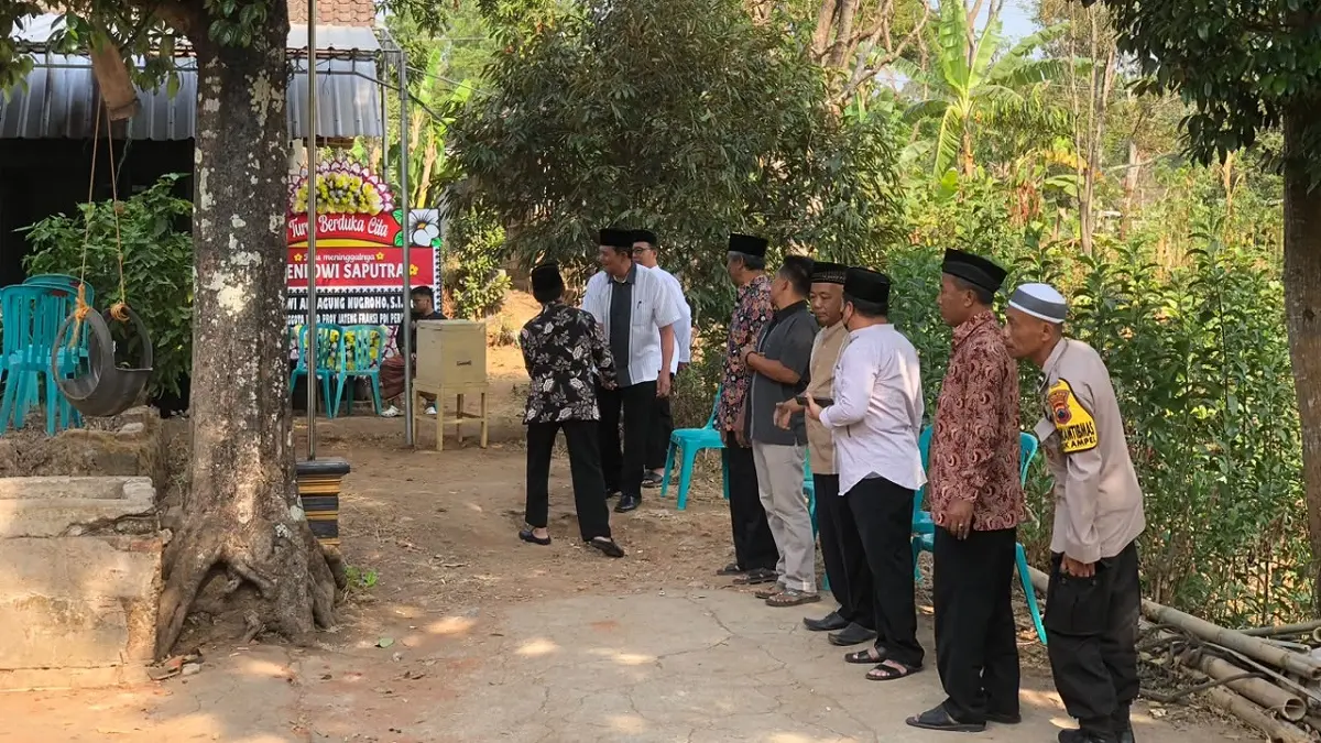 Deni Dwi Saputra Korban Kapal Tenggelam Dimakamkan Hari, Paman Cerita Sambil Terisak. (Abdul Khofid/Radar Solo)