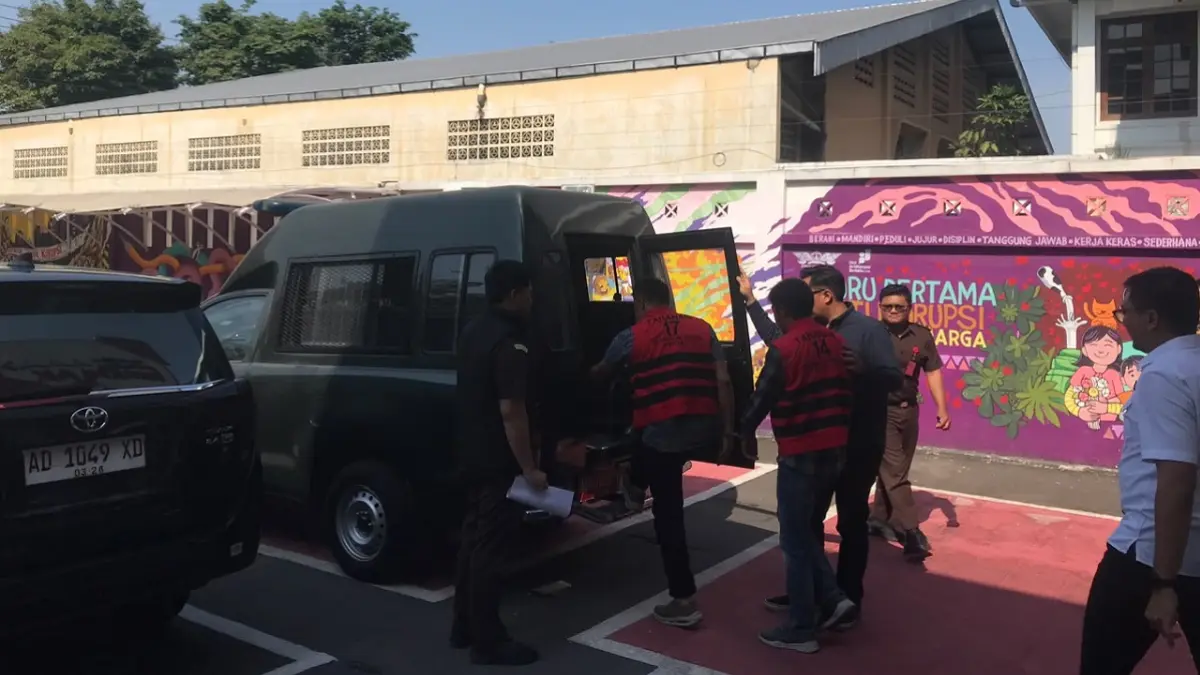 Kades Non Aktif M (rompi merah kiri) dan AJ (rompi merah kanan) saat digelendeng menuju rutan kelas IIB Boyolali (Abdul Khofid/Radar Solo)