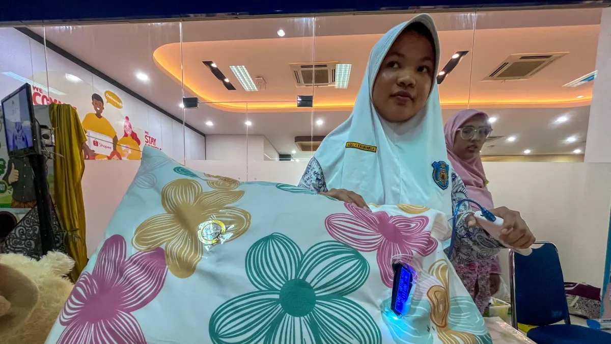 Smart pillow karya dua siswa SMPN 23 Solo dipamerkan dalam Gelar Inovasi Perangkat Daerah Kota Solo 2026 di Solo Techno Park, Jumat (25/9). (M IHSAN/RADAR SOLO)