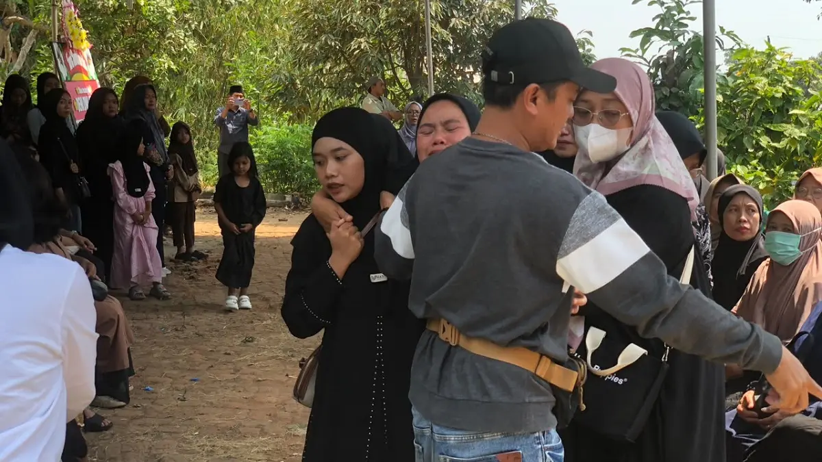 Tangis Keluarga Pecah Sambut Jenazah Deni Dwi Saputra, Pingsan Saat Melihat Peti Jenazah (Abdul Khofid/Radar Solo)