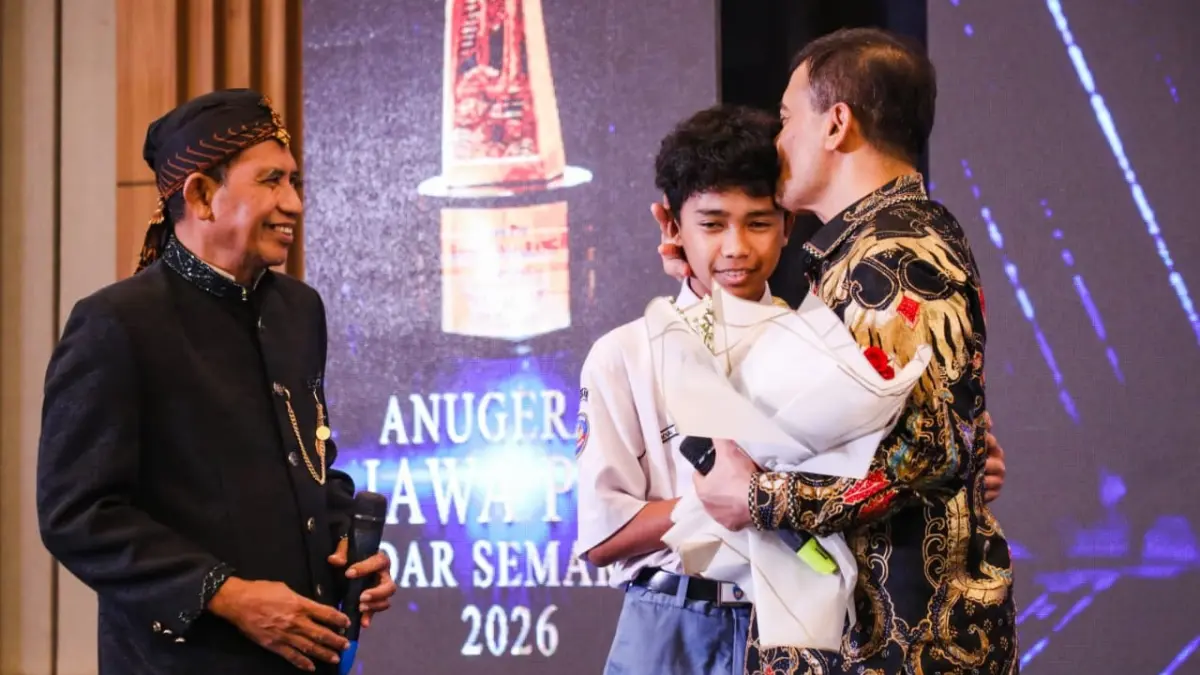 Gubernur Jateng Ahmad Luthfi bersama Noval Surya Saputra yang melanjutkan jenjang pendidikan menengah di SMA Laboratorium UPGRIS Semarang melalui skema beasiswa program Sekolah Kemitraan  di Malam Puncak Anugerah Jawa Pos Radar Semarang 2026 di Patra Semarang Hotel and Convention, Jumat (25/9/2026). (PEMPROV JATENG)