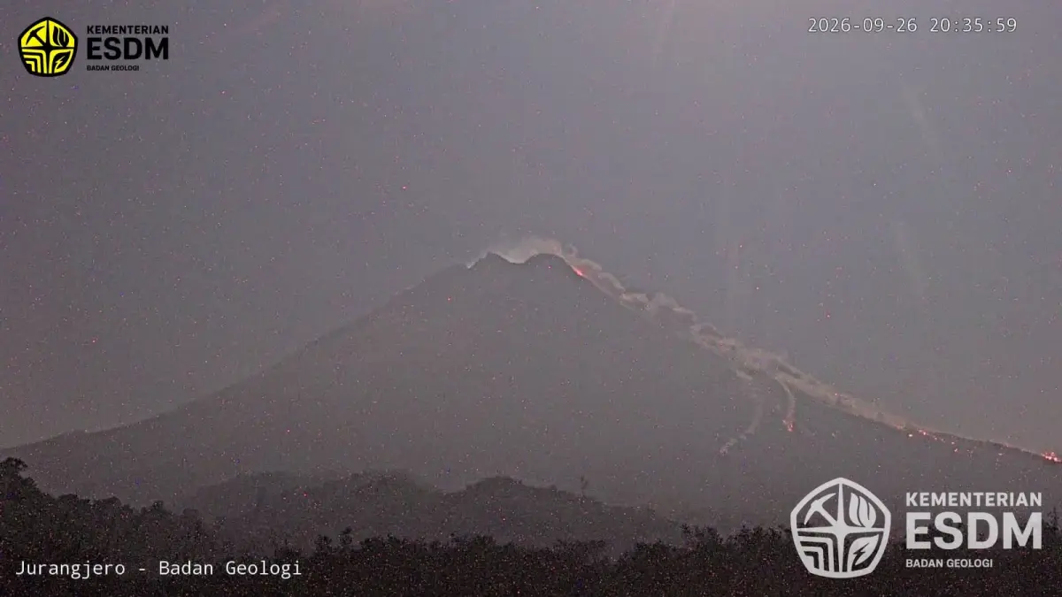 Awan panas guguran Gunung Merapi meluncur ke Kali Boyong, Sabtu malam (26/9/2026). Warga diminta waspada. (Dok. Kementerian ESDM)