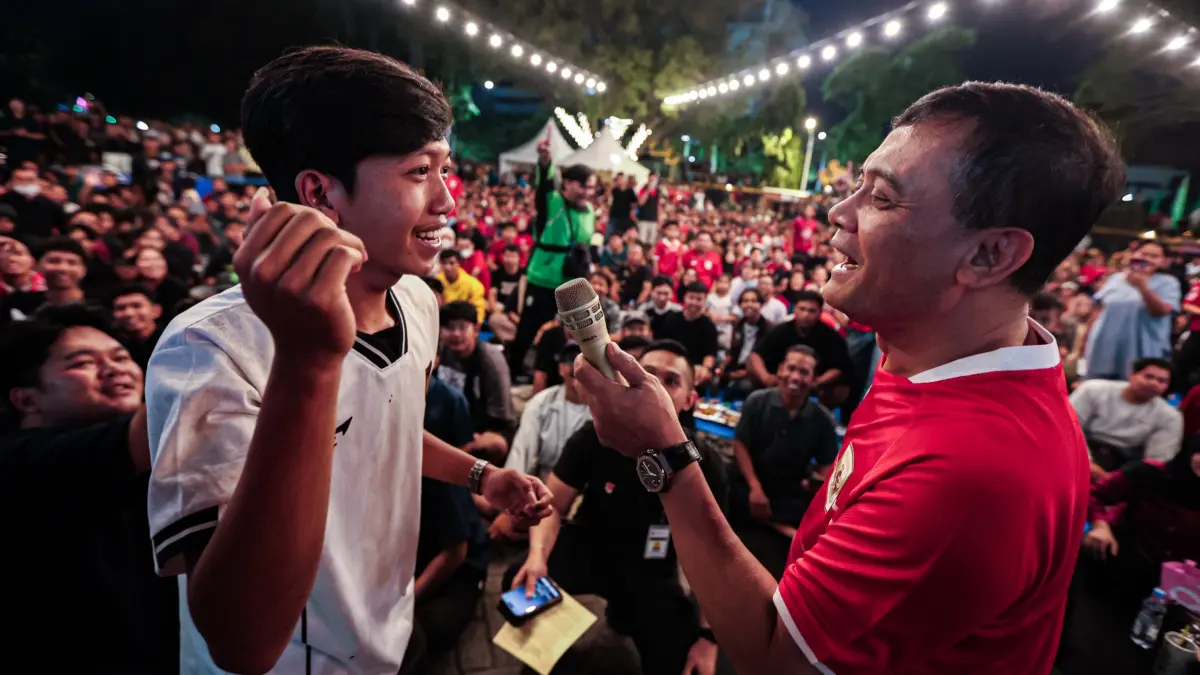 Gubernur Jateng Ahmad Luthfi menyapa warga yang hadir dalam nobar FIFA ASEAN Cup 2026 di Halaman Kantor Gubernur Jawa Tengah, Jumat (25/9/2026) malam. (PEMPROV JATENG)