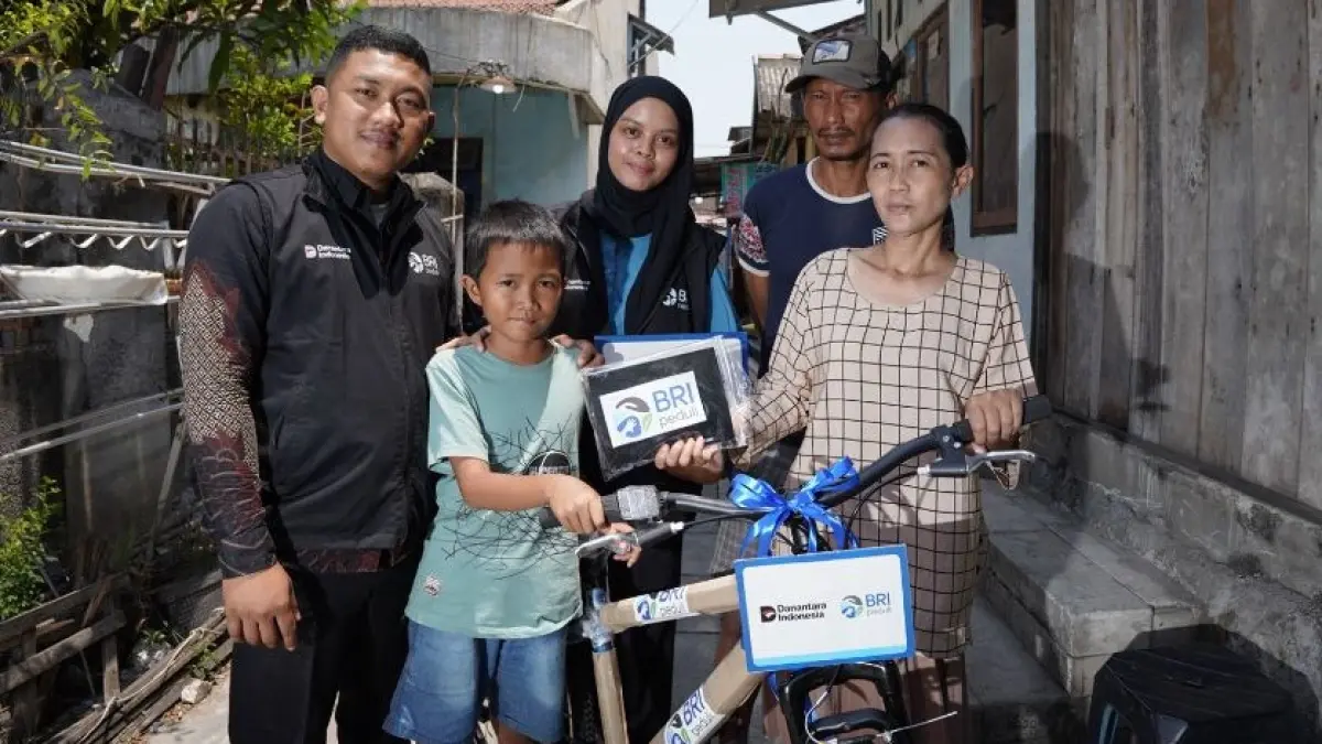 Mahesa, 12, murid kelas 6 SD Barunawati, Kota Semarang mendapat sepeda dari BRI Peduli. (DOK.BRI)