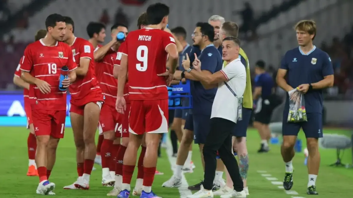 Pelatih John Herman mengarahkan timnya saat melawan Singapura pada FIFA ASEAN Cup di SUGBK, Jakarta, Jumat (25/9). (Dery Ridwansah/JawaPos.com)