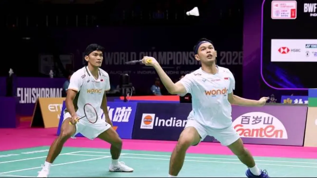 Fajar Alfian/Muhammad Shohibul Fikri saat bertanding melawan Eloi Adam/Leo Rossi pada babak 32 besar Kejuaraan Dunia BWF 2026 di New Delhi, India, Rabu (19/8/2026). Fajar/Fikri menang dua gim langsung 21-14, 21-13 dan lolos ke babak 16 besar. (X @INABadminton/PBSI)
