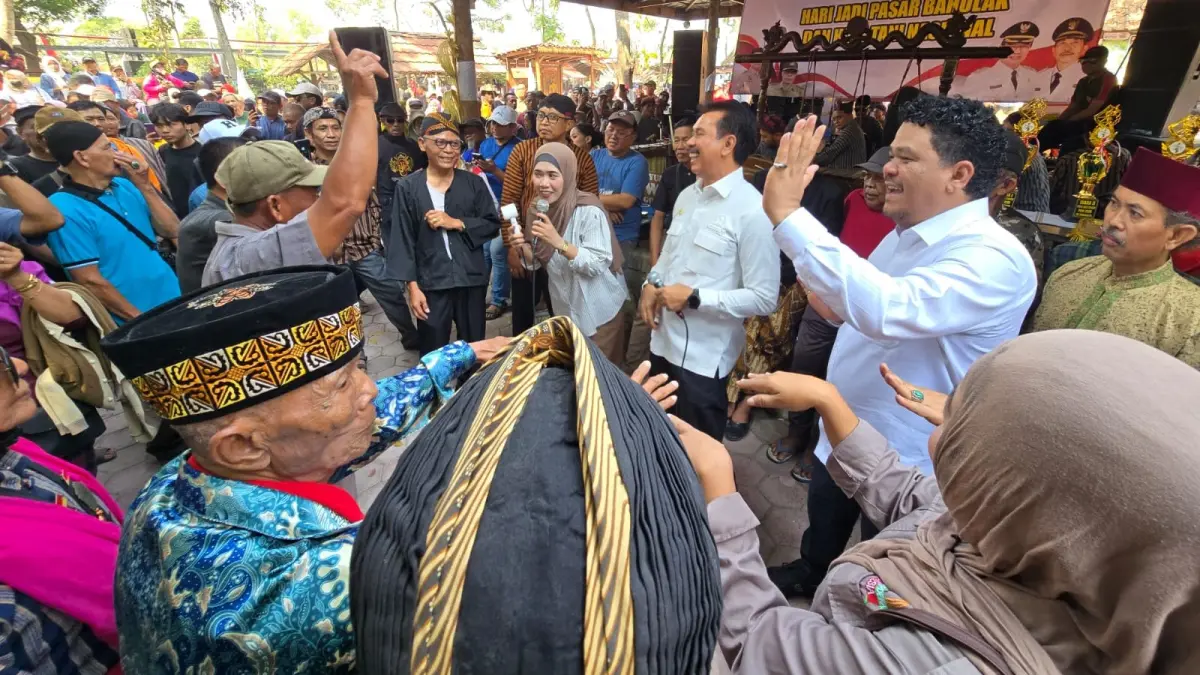 Anggota DPR RI dari Komisi V, Sriyanto Saputro melihat Pasar Bahulak di Dukuh Sawahan, Desa Karungan, Kecamatan Plupuh, Sragen, Minggu Pahing (27/9/2026). (Ahmad Khairudin/Radar Solo)