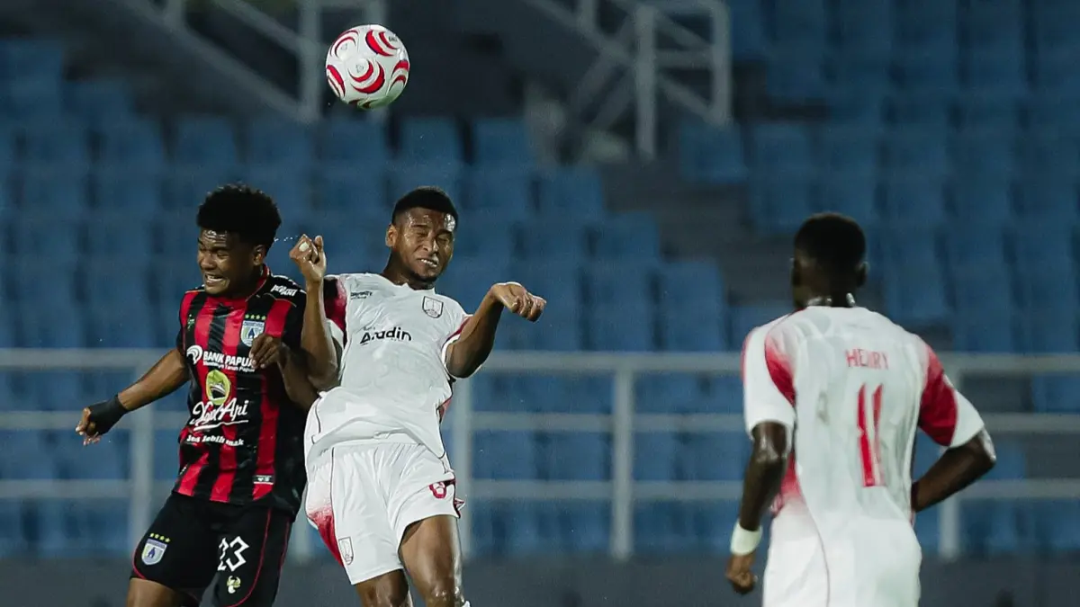 Duel udara pemain Persis Solo dan Persipura Jayapura di Stadion Gelora Delta, Sidoarjo, Sabtu (26/9/2026). (Tim Media Persis Solo)