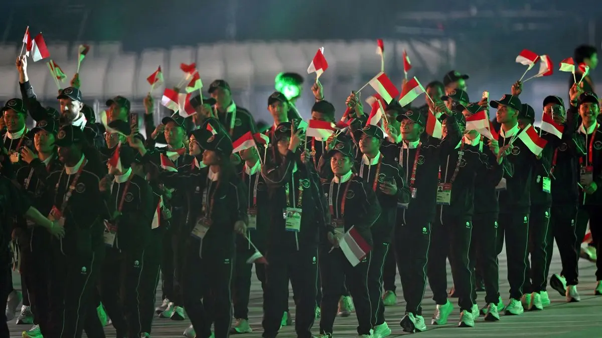 Kontingen Indonesia melakukan defile dalam Asian Games 2026 di Stadion Paloma Mizuho, Nagoya, Aichi, Jepang, Sabtu (19/9/2026). Indonesia mengirimkan sebanyak 430 atlet yang tampil pada 35 cabang olahraga dengan target perolehan empat medali emas pada kompetisi olahraga terbesar se-Asia yang digelar 19 September hingga 4 Oktober 2026 itu. (ANTARA FOTO/Fauzan/sgd)