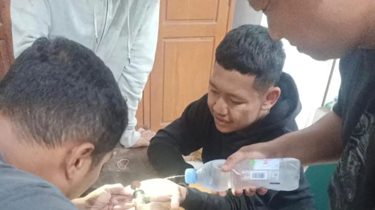 Pemotongan cincin yang tersangkut di jari warga Kemiri, Boyolali oleh petugas Damkar Boyolali. (Damkar Boyolali)