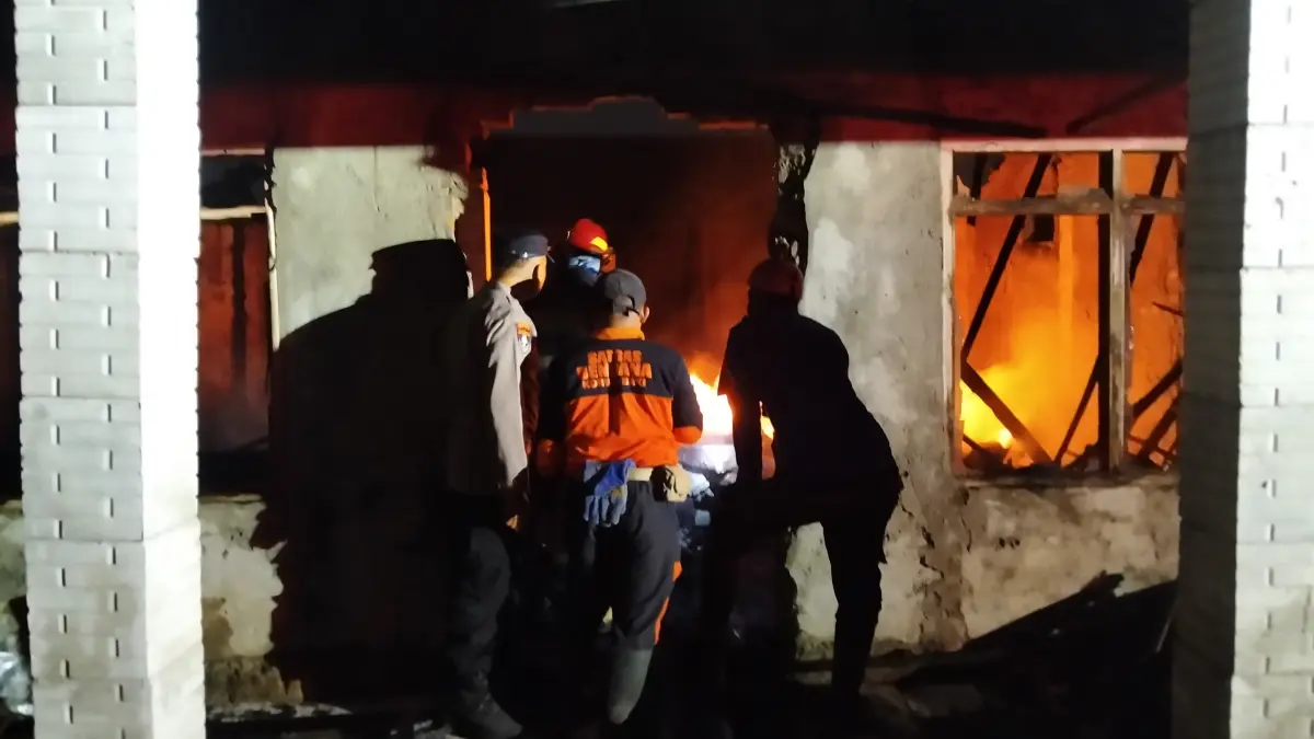 Personel damkar Sukoharjo tangani kebakaran rumah di Dukuh Tempel RT 3/4, Desa Siwal, Kecamatan Baki, Sukoharjo, terbakar Minggu (27/9) dini hari. (Damkar Sukoharjo)