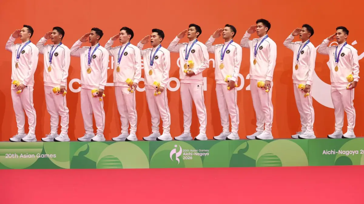 Tim beregu putra Indonesia menyanyikan Indonesia Raya usai meraih emas di ajang Asian Games 2026. (Dok. PBS)
