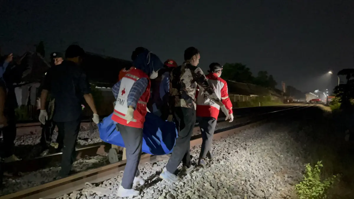 Tim PMI Sragen mengevakuasi jasad lansia di jalur perlintasan KM 233+4 petak Sragen–Kebonromo, Kelurahan Sragen Tengah, Kecamatan Sragen, Minggu (27/9) dini hari. (Ahmad Khairudin/Radar Solo)