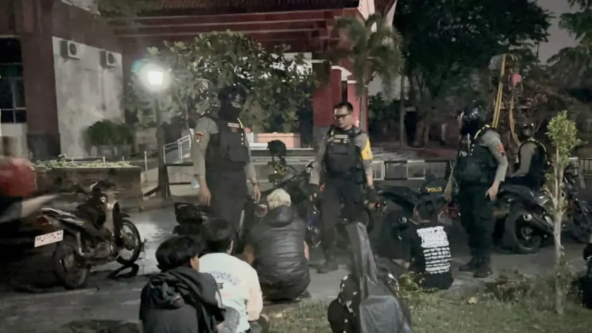 Tim Sparta menciduk tujuh pemuda yang diduga pesta miras di Taman Kampus ISI Solo. (Humas Polresta Solo)