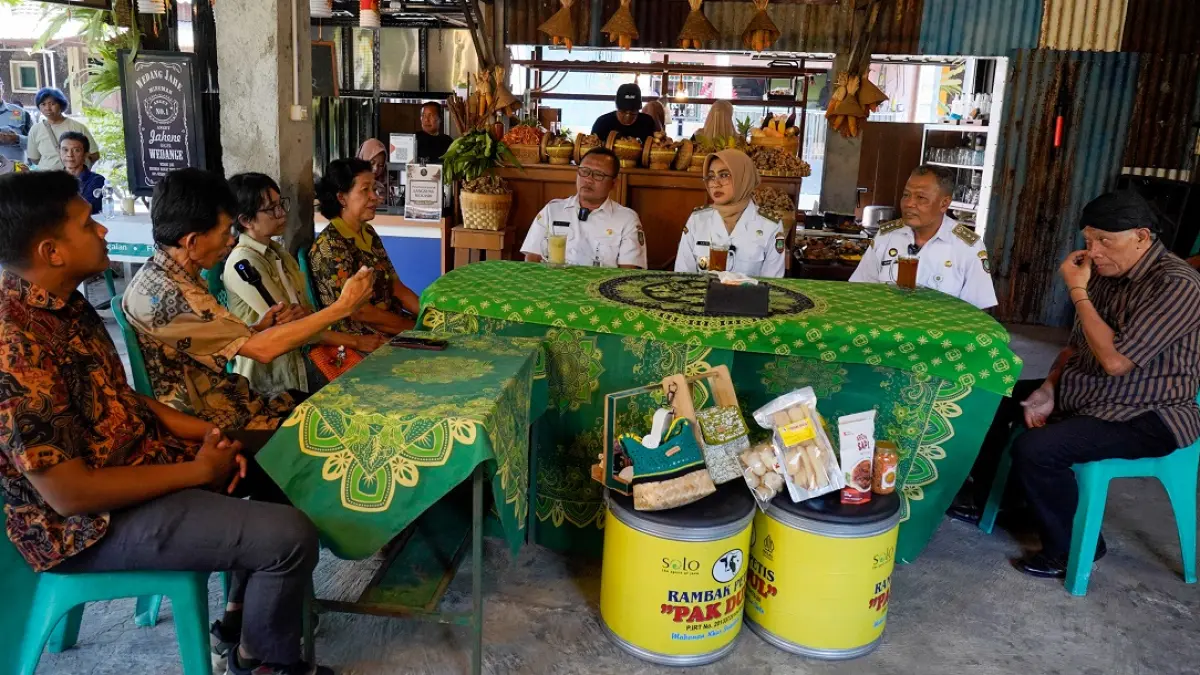 Wakil Wali Kota Surakarta Astrid Widayani (tiga dari kanan) menyerap masukan dari pelaku UMKM dalam program Mampir Ngombe di Kelurahan Jagalan. (ADITYA/RADAR SOLO)