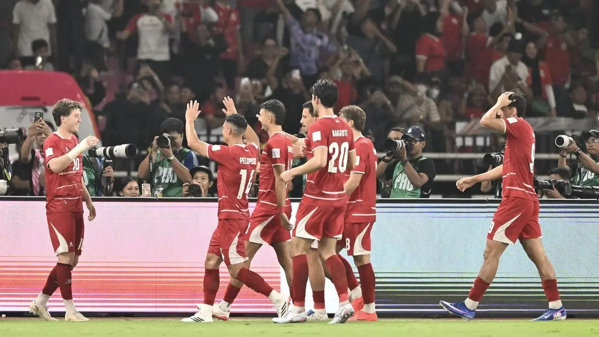 Penyerang Timnas Indonesia Ole Romeny (kiri) melakukan selebrasi dengan rekannya seusai mencetak gol ke gawang timnas Singapura dalam pertandingan penyisihan Grup A Divisi 1 FIFA ASEAN Cup 2026 di Stadion Utama Gelora Bung Karno (SUGBK), Senayan, Jakarta, Jumat (25/9/2026). Timnas Indonesia menang atas Singapura dengan skor akhir 2-0. ANTARA FOTO/M Risyal Hidayat/hma(ANTARA FOTO/M RISYAL HIDAYAT)