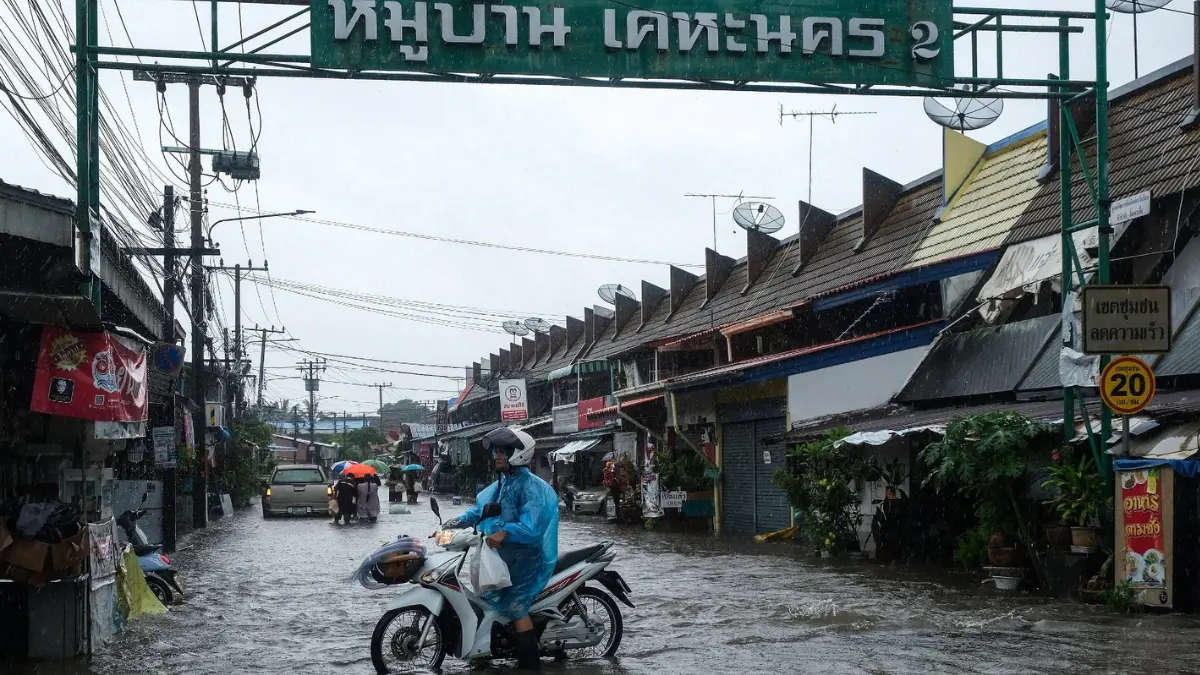 Banjir besar yang melanda Bangkok, Thailand, kini berdampak pada seluruh 50 distrik di ibu kota. (X: PopBase)