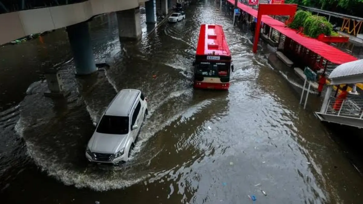 BTS Skytrain, MRT, Airport Rail Link, dan SRT Red Line tetap beroperasi di tengah banjir.