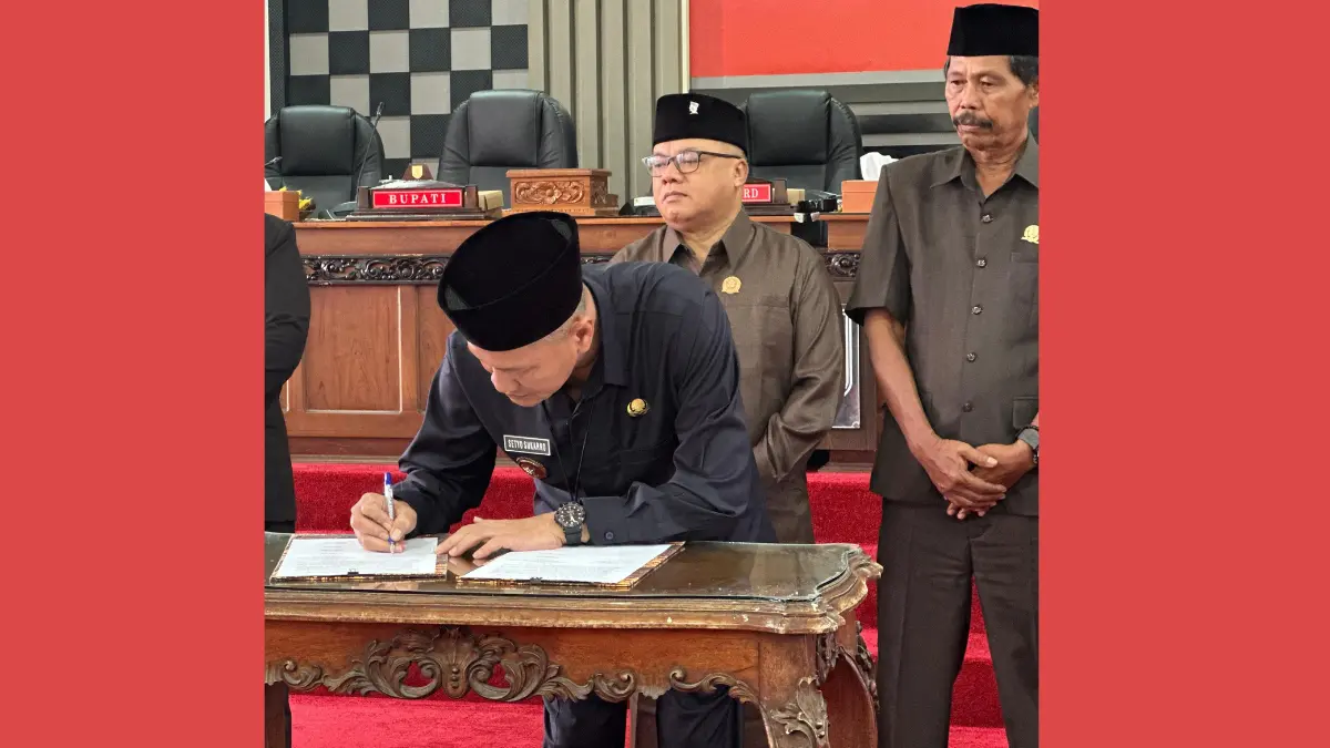 Bupati Wonogiri Setyo Sukarno bubuhkan tanda tangan.