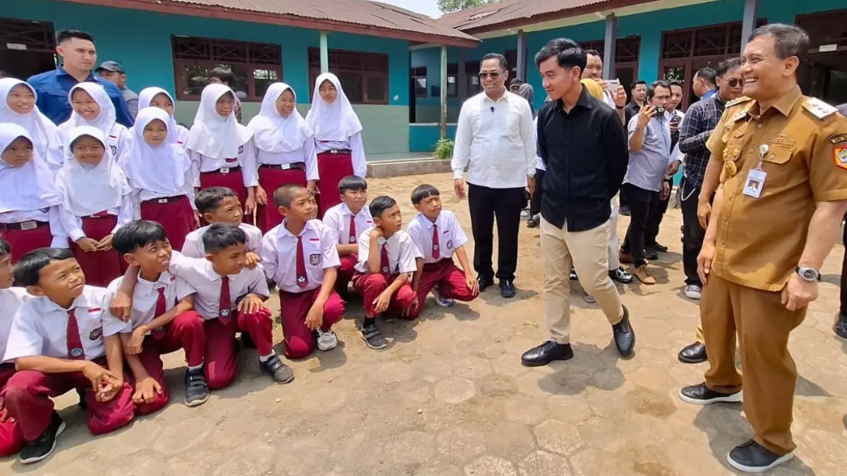 Gubernur Jateng Ahmad Luthfi mendampingi Wapres Gibran Rakabuming Raka meninjau penanganan kasus dugaan keracunan massal program MBG di Kabupaten Batang, Senin (28/9/2026). (PEMPROV JATENG)
