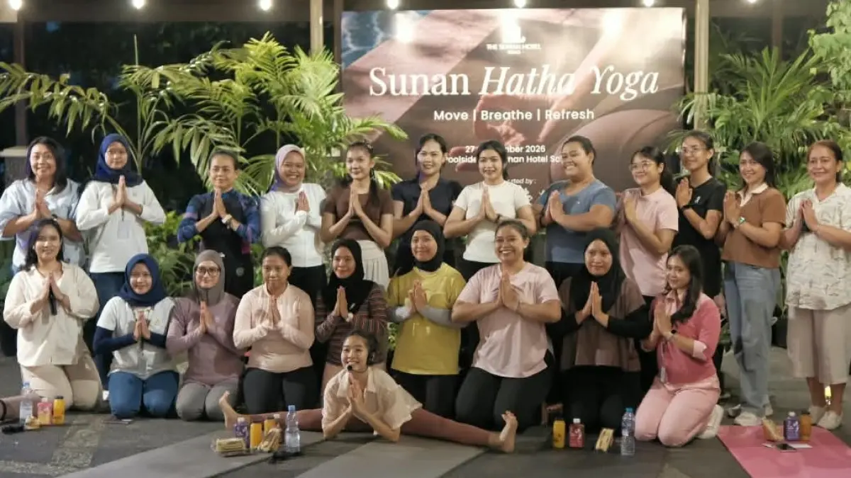 Mengusung konsep “Move | Breathe | Refresh”, Sunan Hatha Yoga &nbsp;digelar di poolside The Sunan Hotel Solo, Minggu (27/9/2026). Kegiatan ini dipandu oleh Coach Intania dan terbuka bagi peserta pemula maupun mereka yang sudah memiliki pengalaman yoga. (DOK.THE SUNAN HOTEL SOLO)