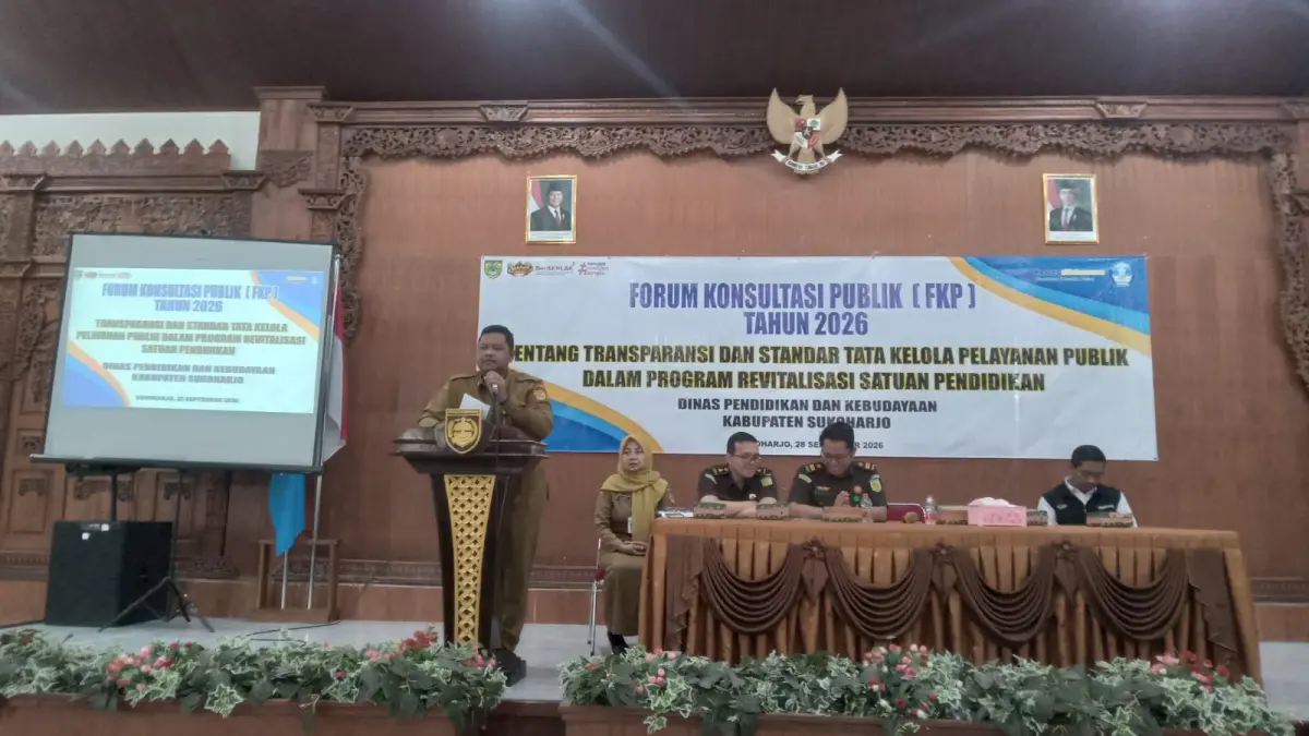 Kepala Disdikbud Sukoharjo Havid Danang Purnomo Widodo bersama Kejari Sukoharjo, Senin (28/9). (IWAN KAWUL/RADAR SOLO)