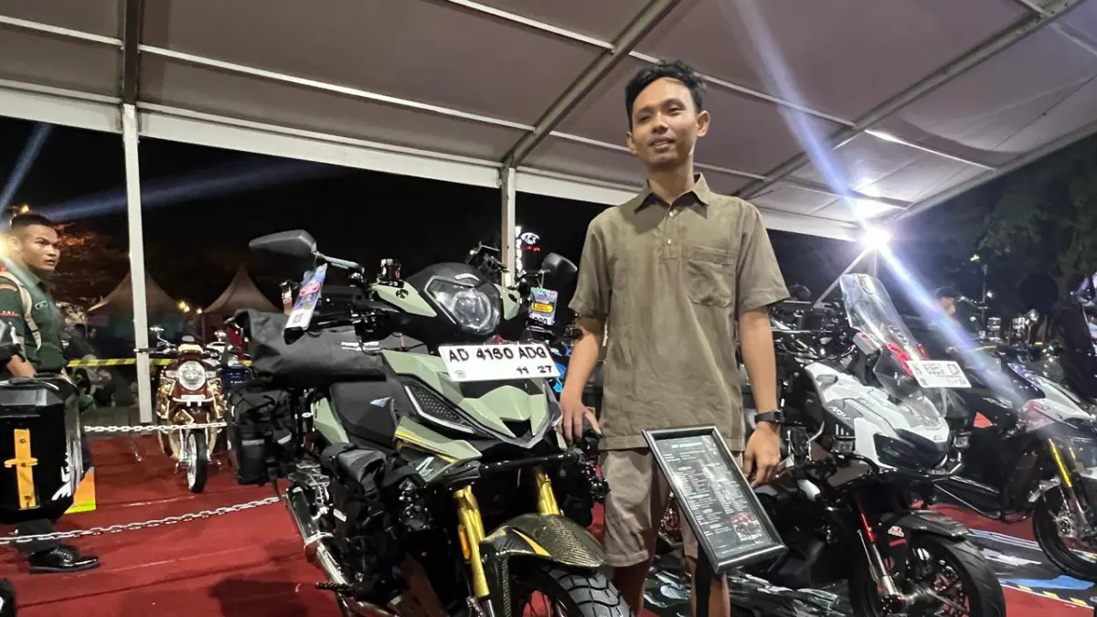 Pemenang Juara 1 Matic & Cub Community Touring Sahitian Bagus Nugroho dengan motor Supra GTR150 tahun pembuatan 2018