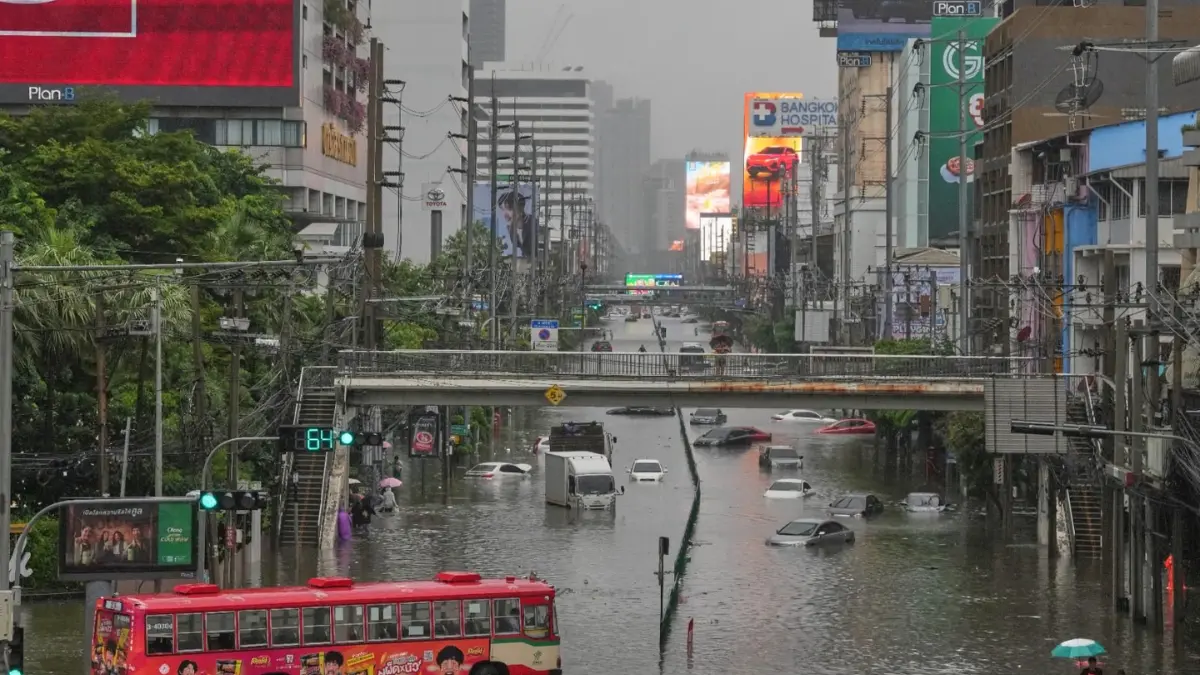 Pemerintah setempat menetapkan wilayah Bangkok sebagai zona terdampak bencana dan mengeluarkan sejumlah imbauan darurat kepada warga.