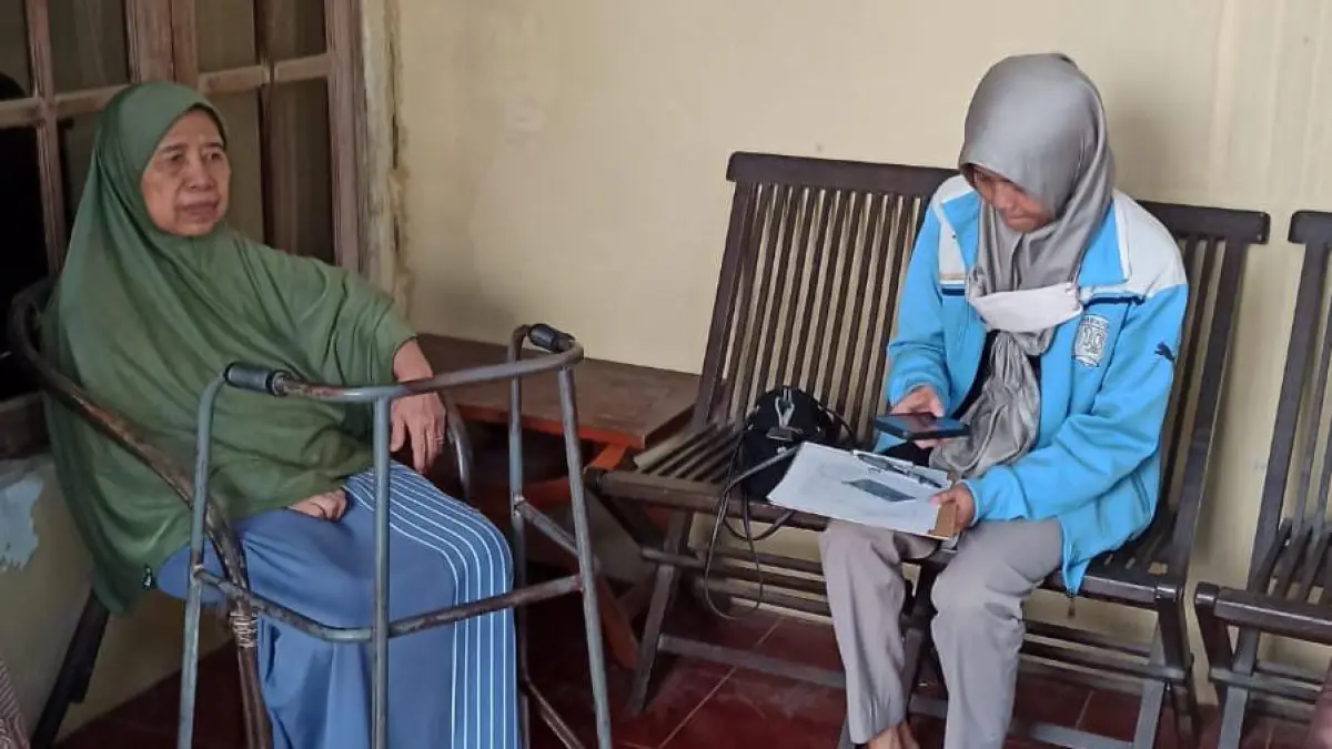 Petugas KPU Solo melakukan pencocokan dan penelitian secara terbatas data pemilih. (A Christian/Radar Solo)