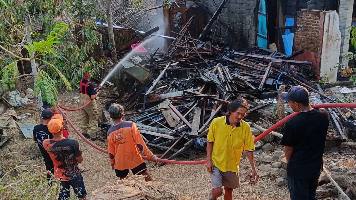 Puing rumah di Lingkungan Krapyak RT 02 RW 07, Kelurahan/Kecamatan Sidoharjo, Wonogiri yang terbakar Minggu (27/9/2026) sore. (DOK.DAMKAR WONOGIRI)