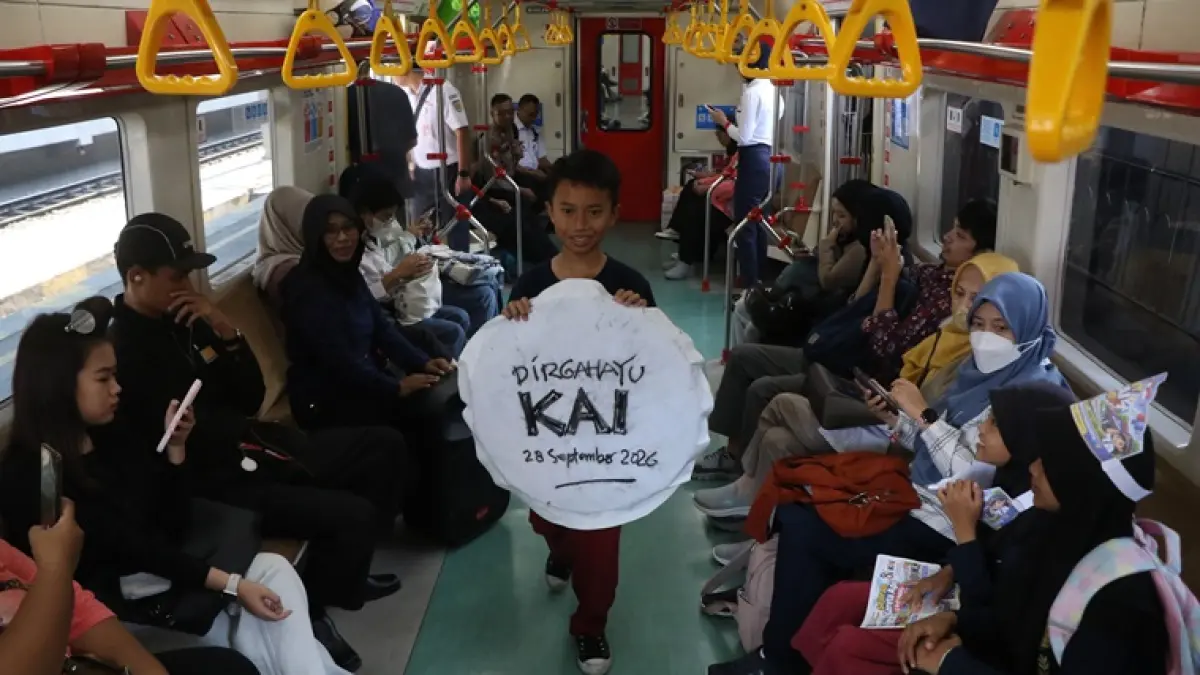 Puluhan siswa kelas V SDN Madyotaman Solo outing class naik KRL dari Stasiun Solo Balapan hingga Stasiun Palur, Senin (28/9). (Arief Budiman/Radar Solo)