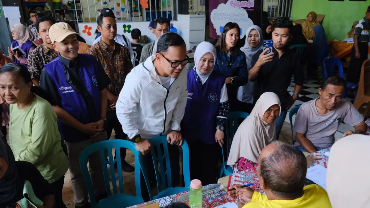 Wakil Mendagri Bima Arya meninjau pelaksanaan Posyandu Plus di Kota Solo, Senin (28/9). (Silvester Kurniawan/Radar Solo)