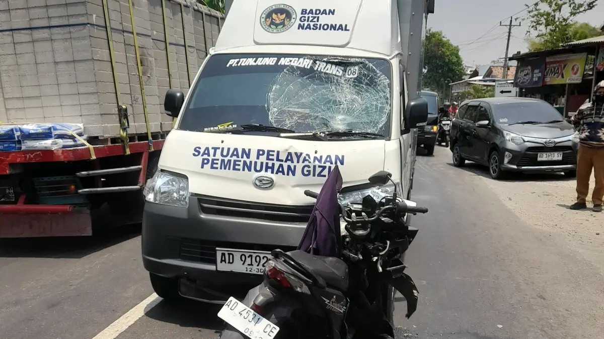 Kondisi mobil operasional MBG yang kecelakaan di Jalan Gabugan-Gemolong, Desa Slogo, Kecamatan Tanon, Sragen, Selasa (29/9/2026). (Ist)