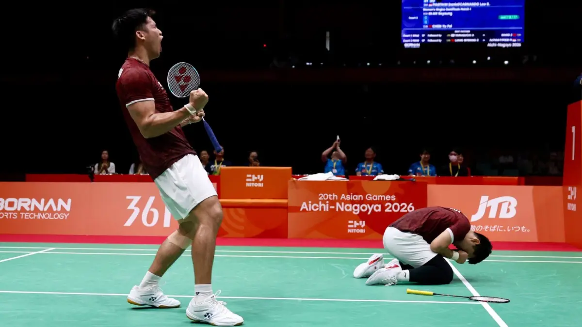 Momen haru Leo/Daniel usai pastikan medali emas Asian Games 2026 setelah kalahkan pasangan China Liang Wei Keng/Wang Chang. (PBSI)