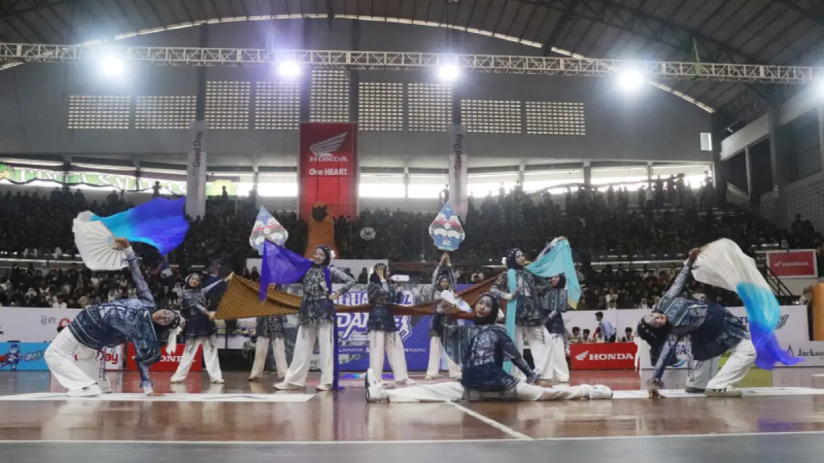 Perform tim dance SMA Batik 1 Surakarta, Evolty di ajang AQUA DBL Dance 2026 Central Java-South. (Kumata T./Radar Solo)